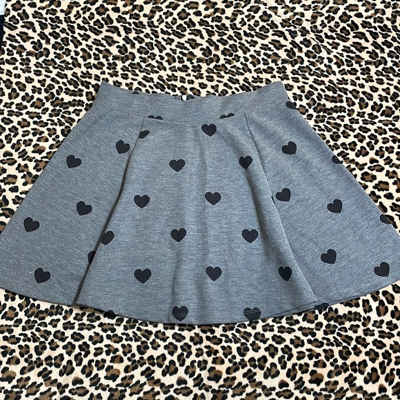 H&M Dresses & Skirts - H&M Grey Hearts 🖤 Skater Skirt Medium Pleated Stretch Zipper Black Prep Summer